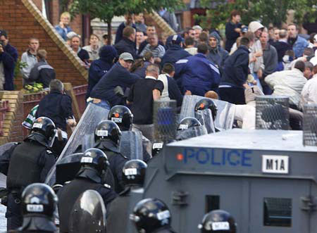 图文:北爱尔兰新教徒游行 天主教徒同警察冲突